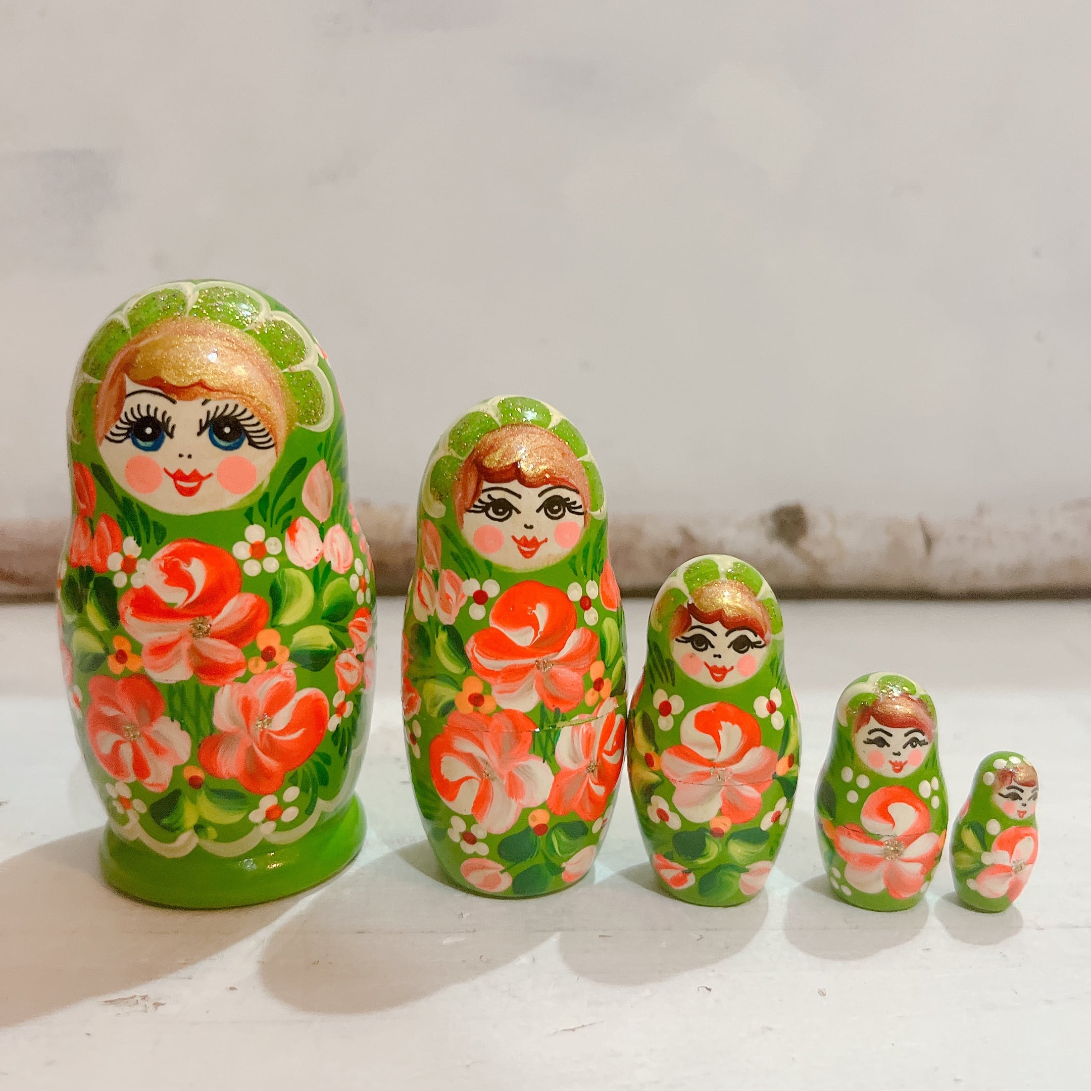 ロシア伝統工芸「ホフロマ塗り」手のひらサイズの蓋付きケース HH03