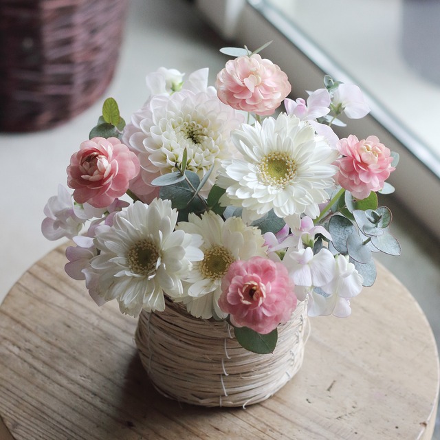 手頃でコンパクトなフラワーアレンジメント（Sサイズ）｜誕生日・お見舞い・お手頃