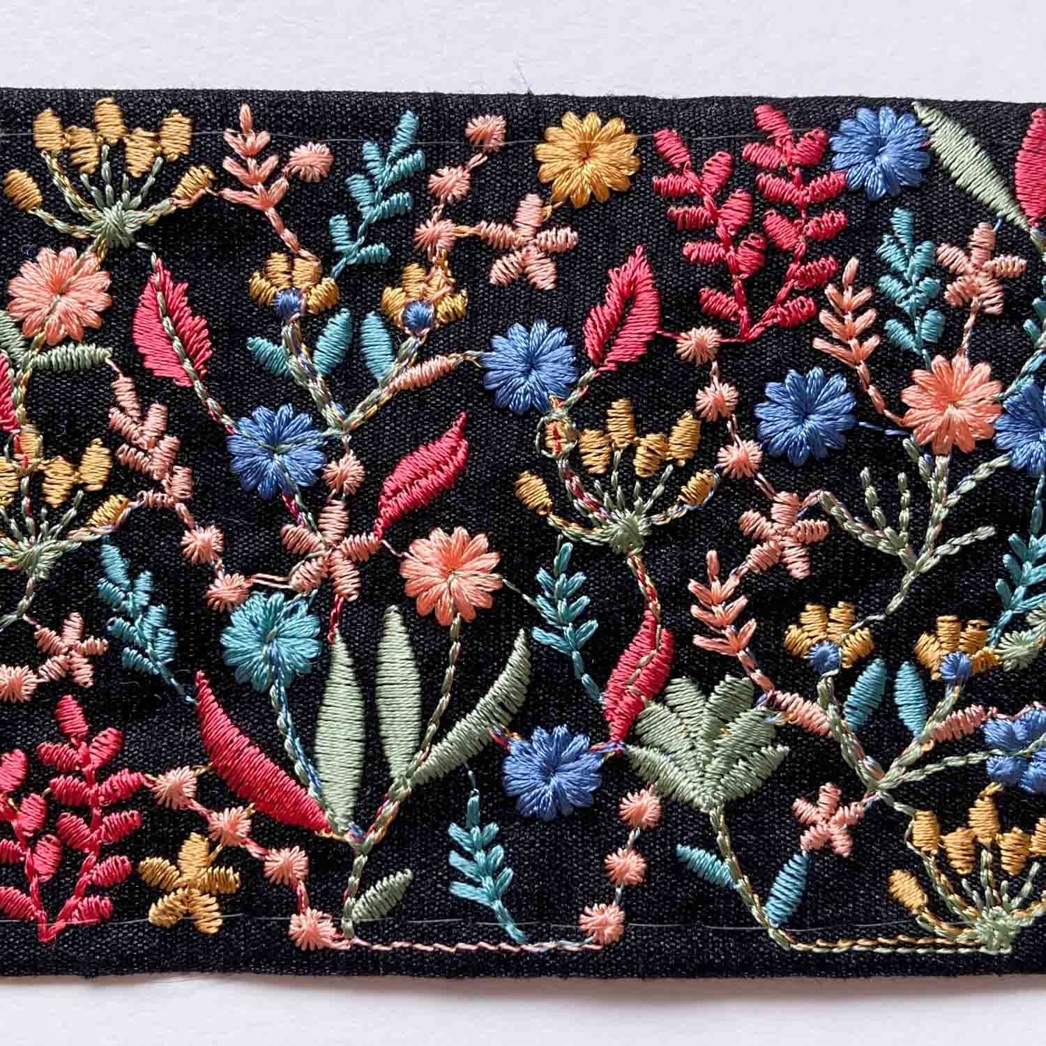 草花模様の太幅インド刺繍リボン（黒地/50cm〜） | Dua-アクセサリー