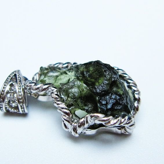 モルダバイト ペンダント モルダウ石 ペンダントトップ 原石 一点物 メール便可 [M便 1/20] 199-493