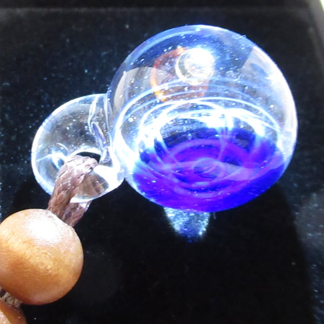 宇宙ガラス ペンダント 赤黄2球 青底 | Pay ID