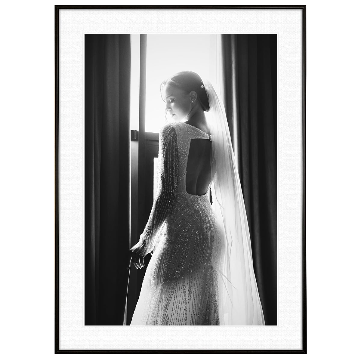 人物写真 女性 窓際に立つ花嫁 インテリアアート モノクロポスター額装 AS3717