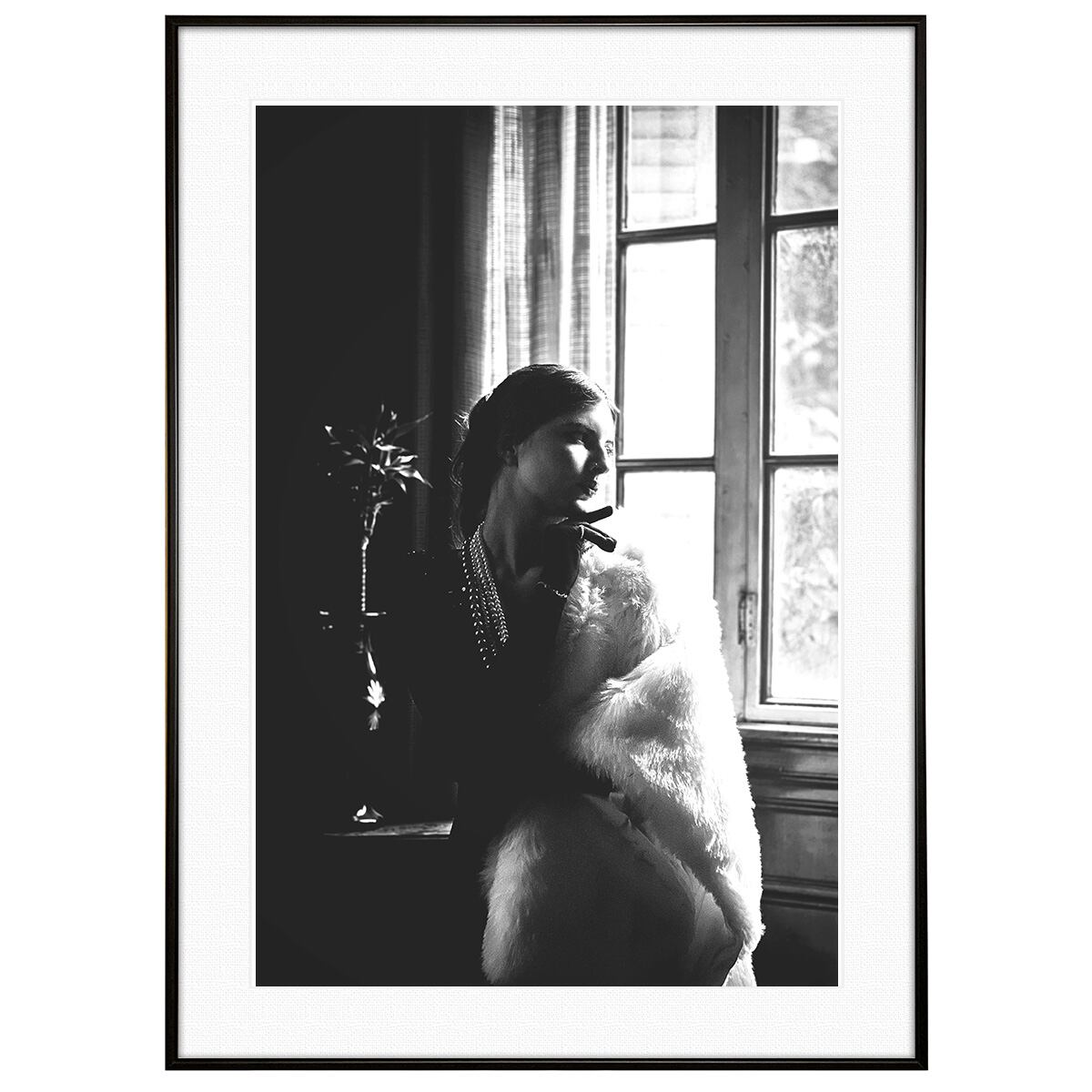人物写真 窓の外を見る女性 インテリア モノクロアートポスター額装 AS4162