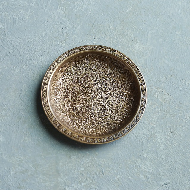 彫りが美しい、ゴールドに輝くトレイ 6