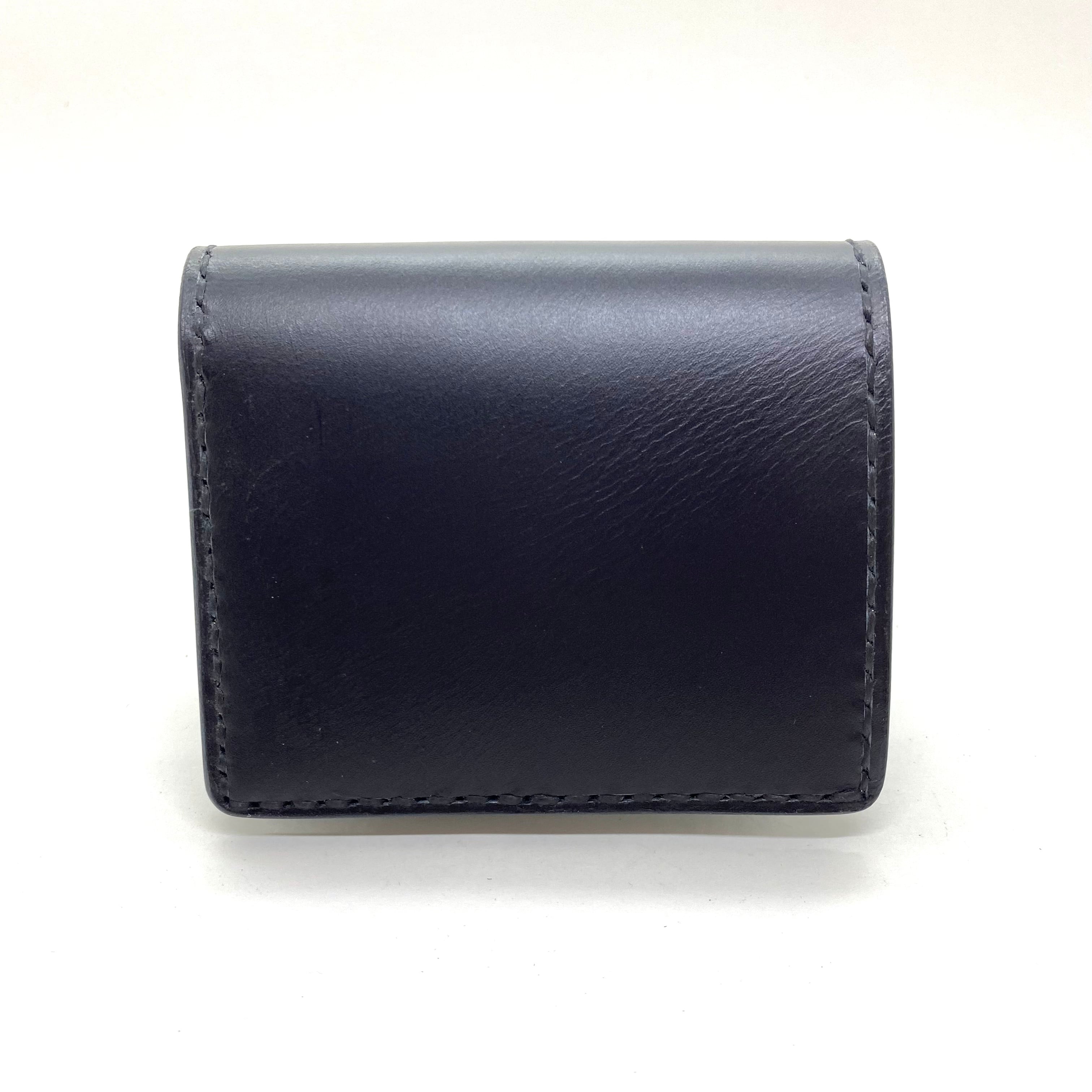 本革レザー ミドル財布 二つ折り財布 フラップコンチョ 黒 ブラック+