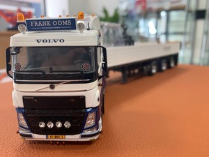 WSI　1/50　VOLVO FH 4 SLEEPER CAB 6X2 TWINSTEER BRICK TRAILER - 3 AXLE  FRANK OOMS