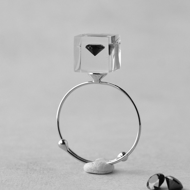 浮かぶブラックキュービックジルコニアのリング フリーサイズ コイルリング シルバーカラー 指輪 ギフト 誕生日プレゼント