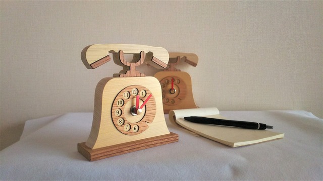 木の置き時計　電話機