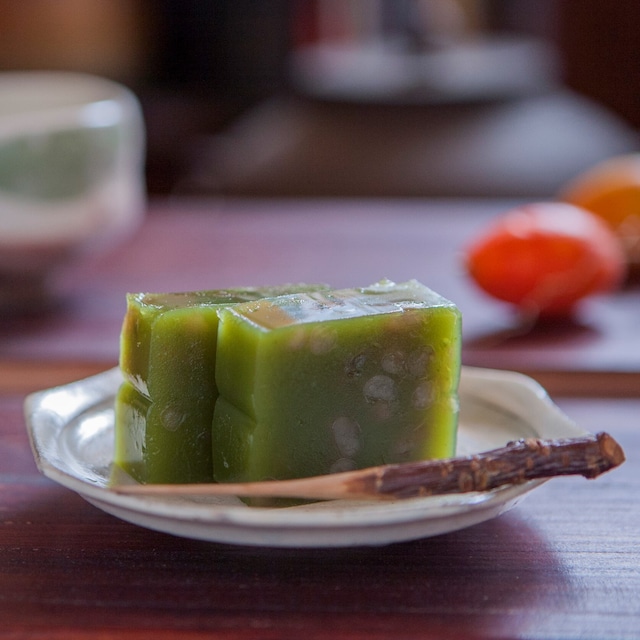 挽き茶のみどりのようかん -抹茶粒入り羊かん-