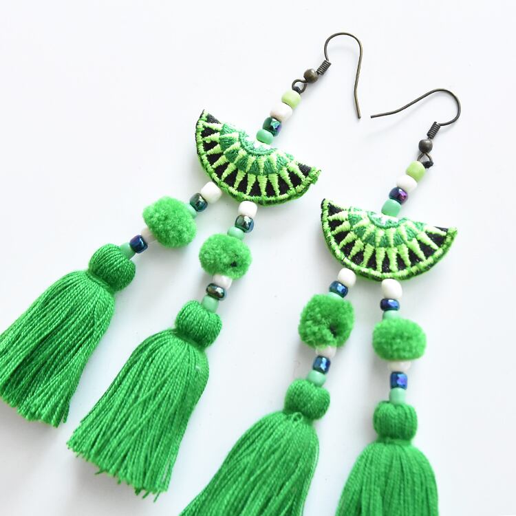 タイ モン族刺繍 半円 カラフルなタッセルピアス | Phnom プノン