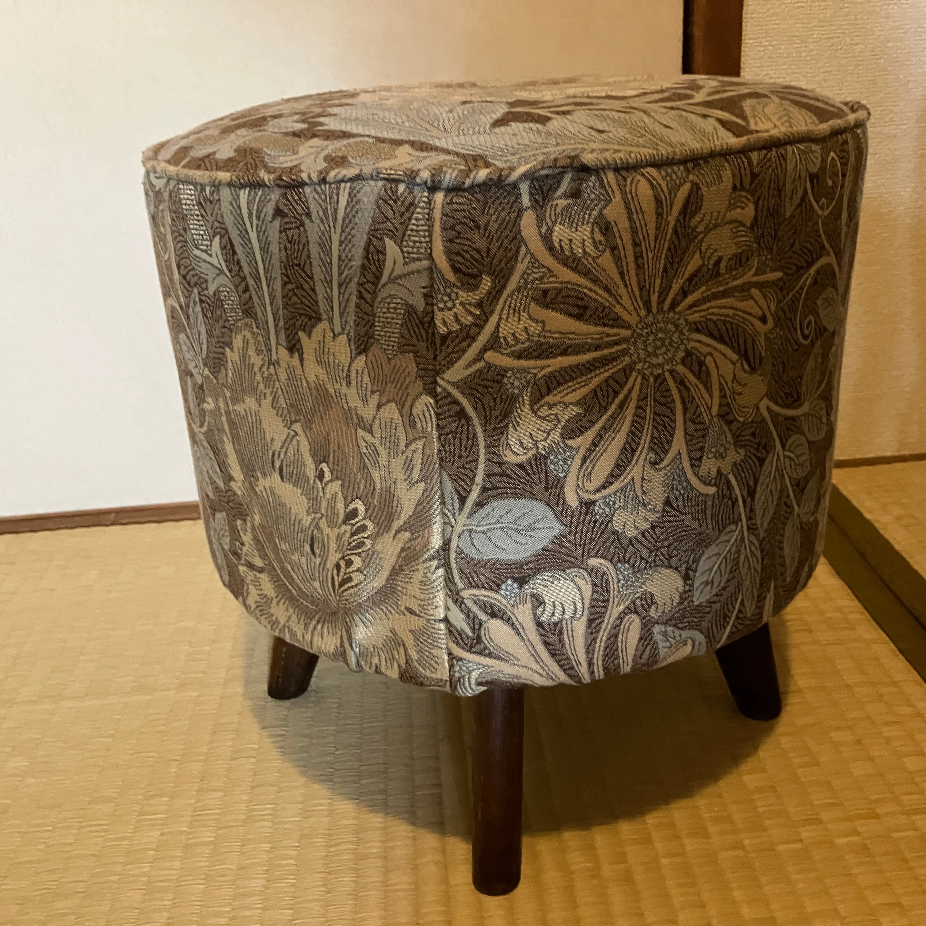 モリス生地張り替え 小スツール 鏡台の椅子？ コロンとした形が
