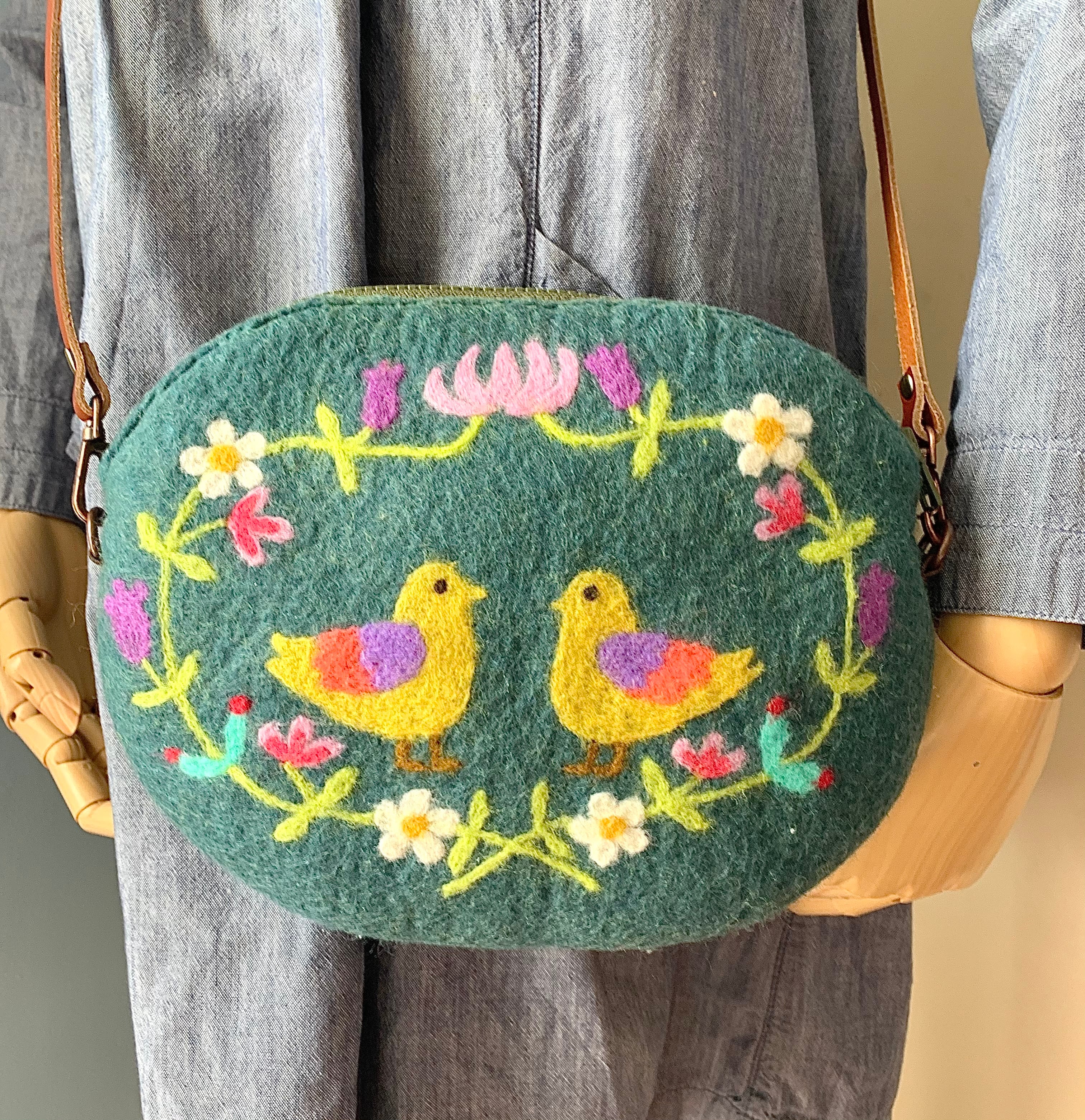 鳥とお花の羊毛刺繍ポシェット（モスグリーン） | dede