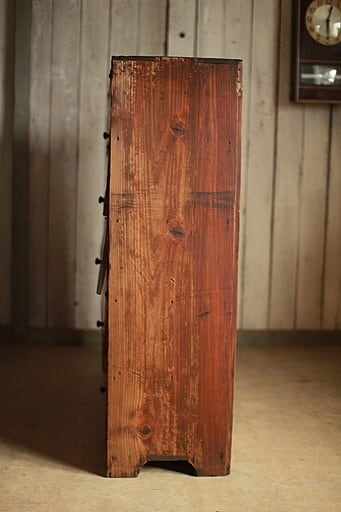 古く味のあるパタパタ扉の木製収納棚　収納棚　食器棚　カップボード　古家具　古道具 古く味のあるパタパタ扉の木製収納棚 | denbee 古道具