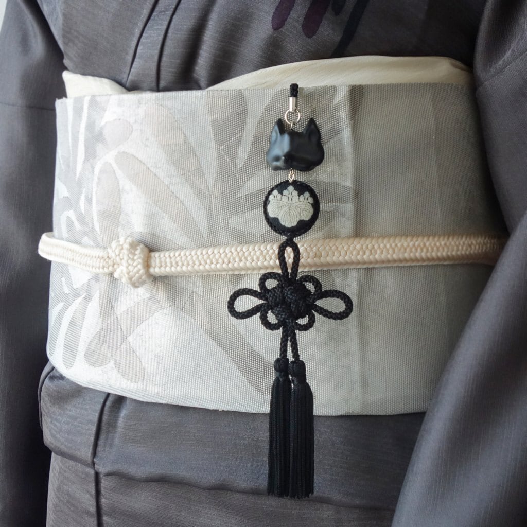帯飾り 黒狐面 菊結びタッセル 家紋つなぎパーツ | 和遊湘南onlineSTORE