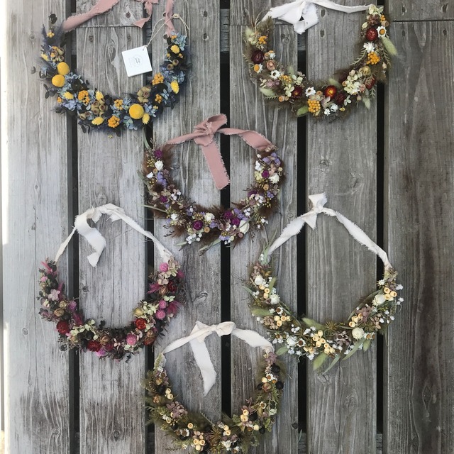 ヘリクリサムと千日紅のハーフリース w29