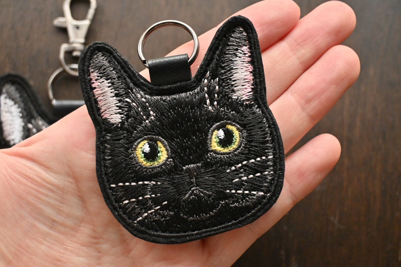 刺繍猫ちゃんのキーホルダー | 猫と暮らす洋裁店