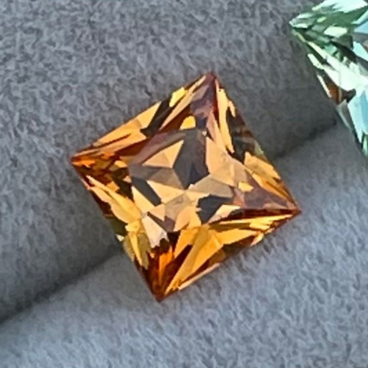 3. マンダリンガーネット 4.8x4.8mm, 0.71ct ナイジェリア産