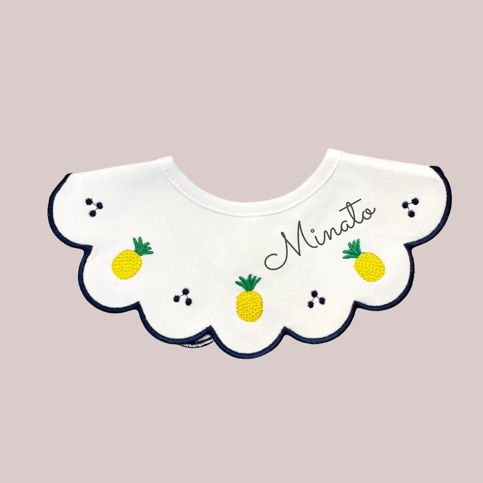 ハンドメイドスタイ＊つけ襟風スタイ＊名入れ 名入れが出来る つけ襟風スタイ⁄よだれかけ | うちの子グッズ ポエトリー