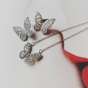 キラメキ蝶ネックレス　Glitter butterfly necklace
