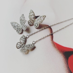 キラメキ蝶ネックレス　Glitter butterfly necklace