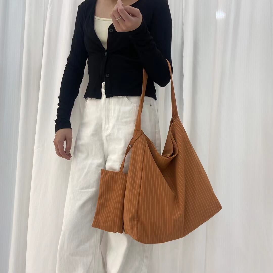 ピンストライプ　ポーチ付きバッグ　AS19-K8810