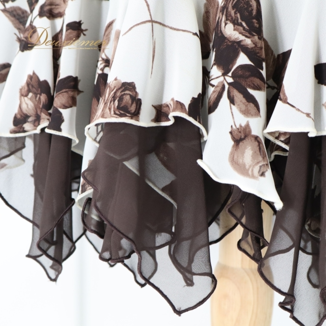 社交ダンス 衣装 スカート ホワイト系 チャコット Chacott レッスン 練習 白 透け感 チュール 日本製 バラ柄 花柄 植物柄 ラテン フリル リボン ふんわり 大人っぽい 上品 おしゃれ フレア 無地 シンプル ブラウン系 白 茶 練習着 エレガント スポーツウェア ダンスウェア 透ける素材 お洒落 かわいい ダンス用スカート レディース