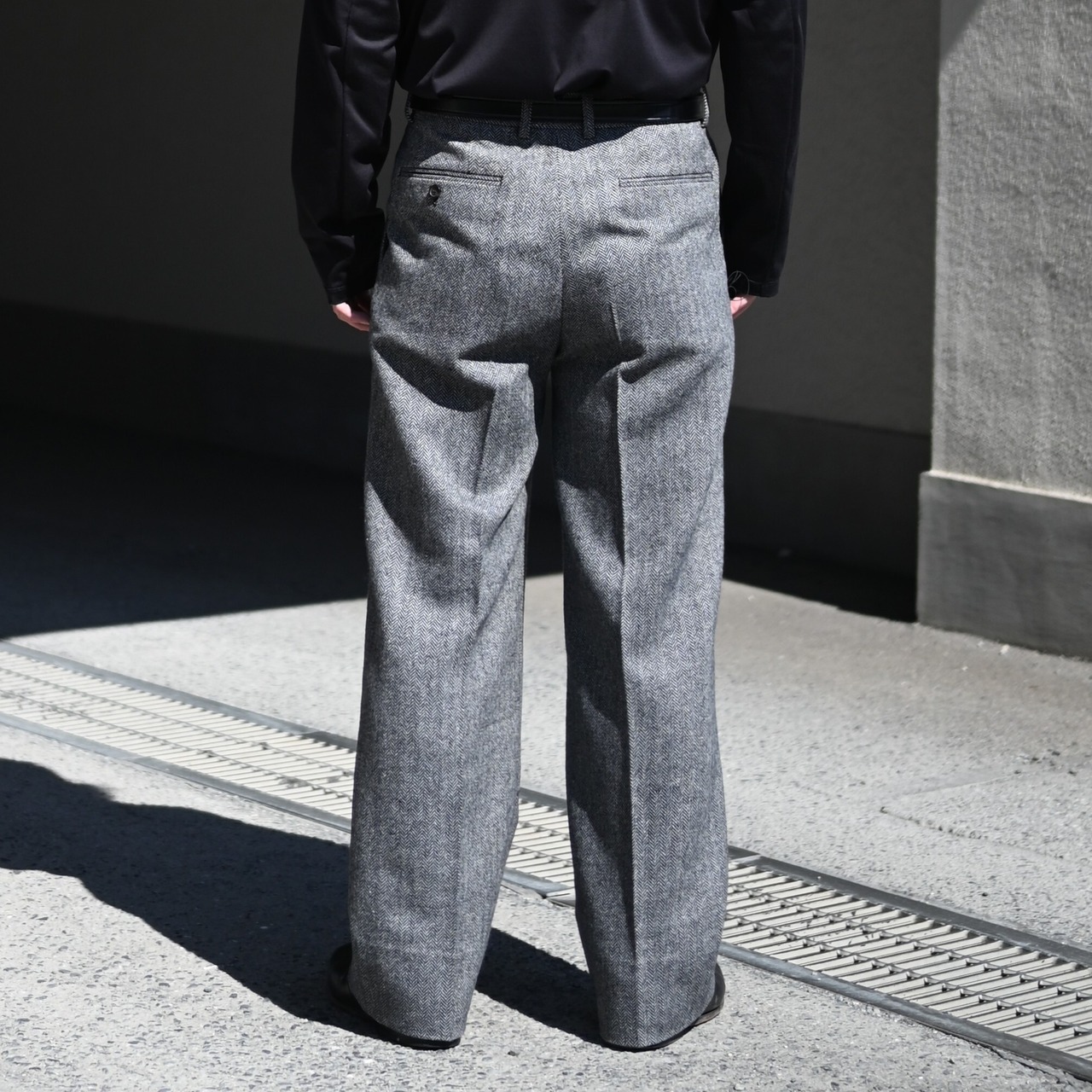 INTERIM / INDIA WOOL CLASSIC HERRINGBONE WITH LEATHER PIPING 2-TUCK STRAIGHT SLACKS