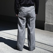 INTERIM / INDIA WOOL CLASSIC HERRINGBONE WITH LEATHER PIPING 2-TUCK STRAIGHT SLACKS