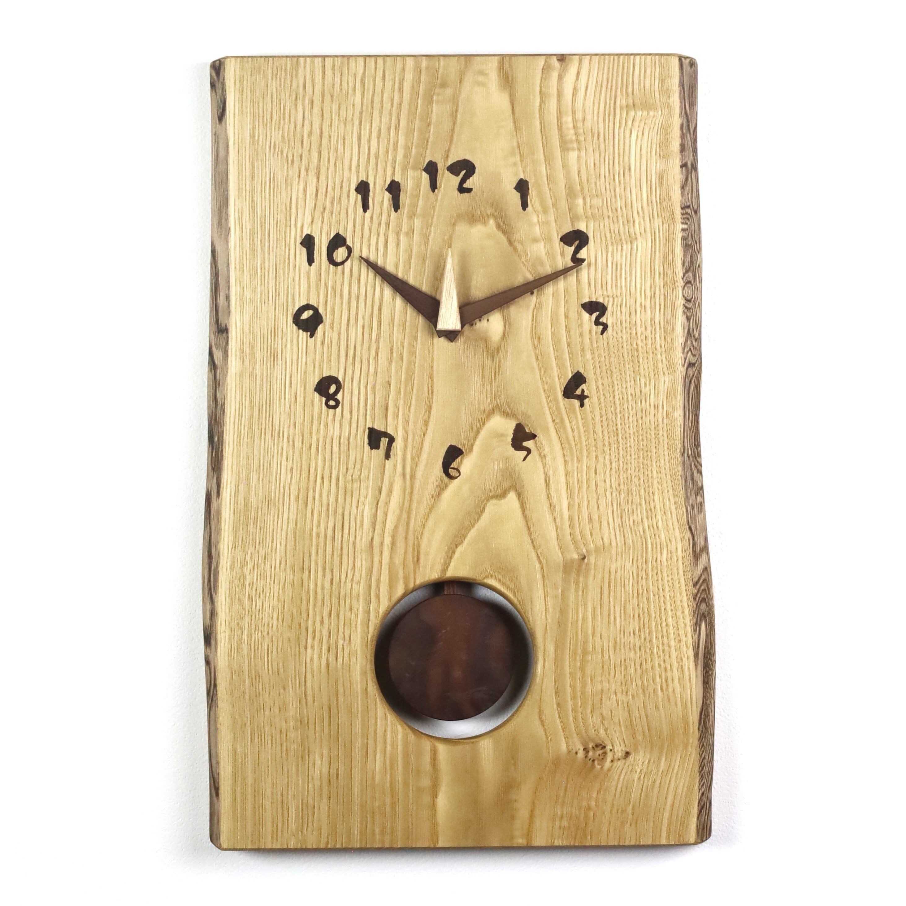 【美品】葉山ガーデン 壁掛け時計 一枚板時計 無垢材 葉山家具 こんにちは 葉山家具小田原店です。 本日は時計のご紹介です