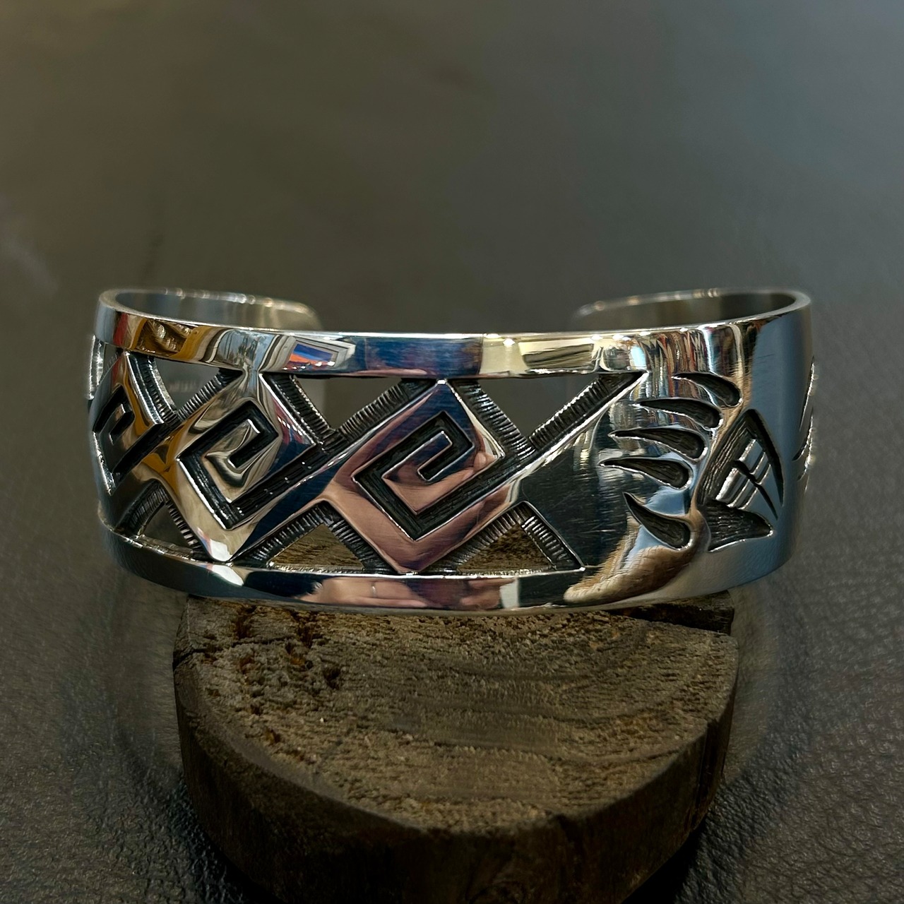 トリニダードルーカス&ティムモア（Trinidad Lucas&TimMowa）ウェーブ&ベアパウバングル - 3