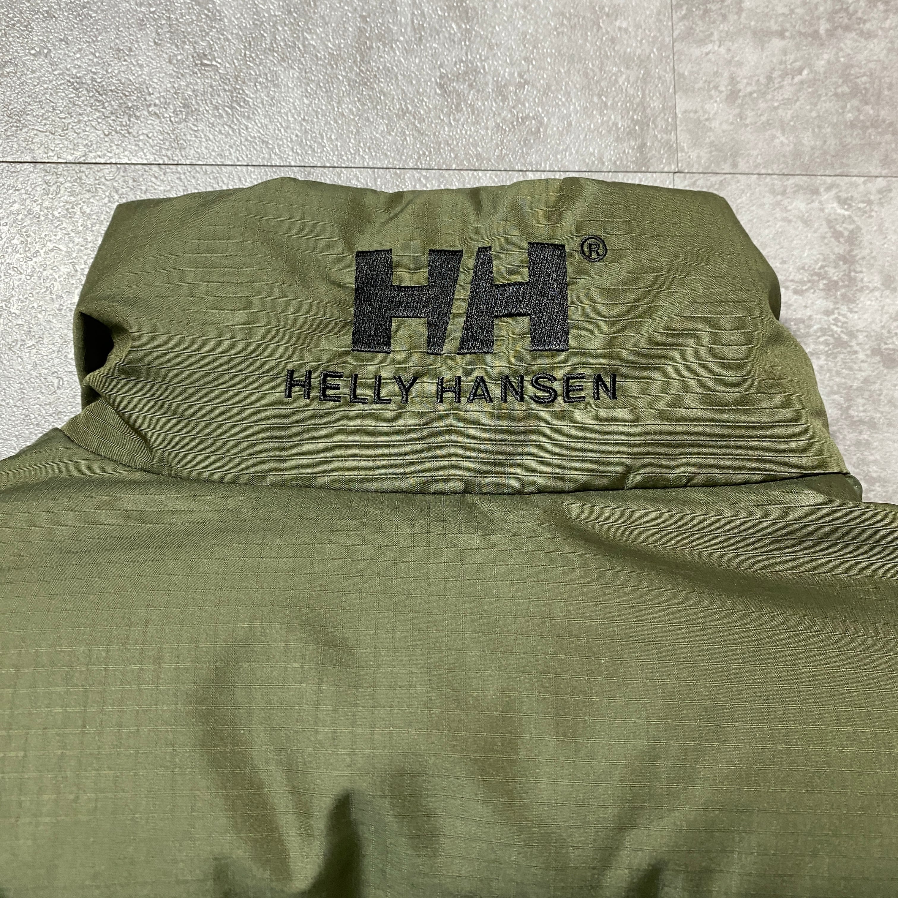 【HELLY HANSEN】フリース　カーキ HELLY HANSEN ヘリーハンセン 刺繍ワンポイント ネックロゴ カーキ