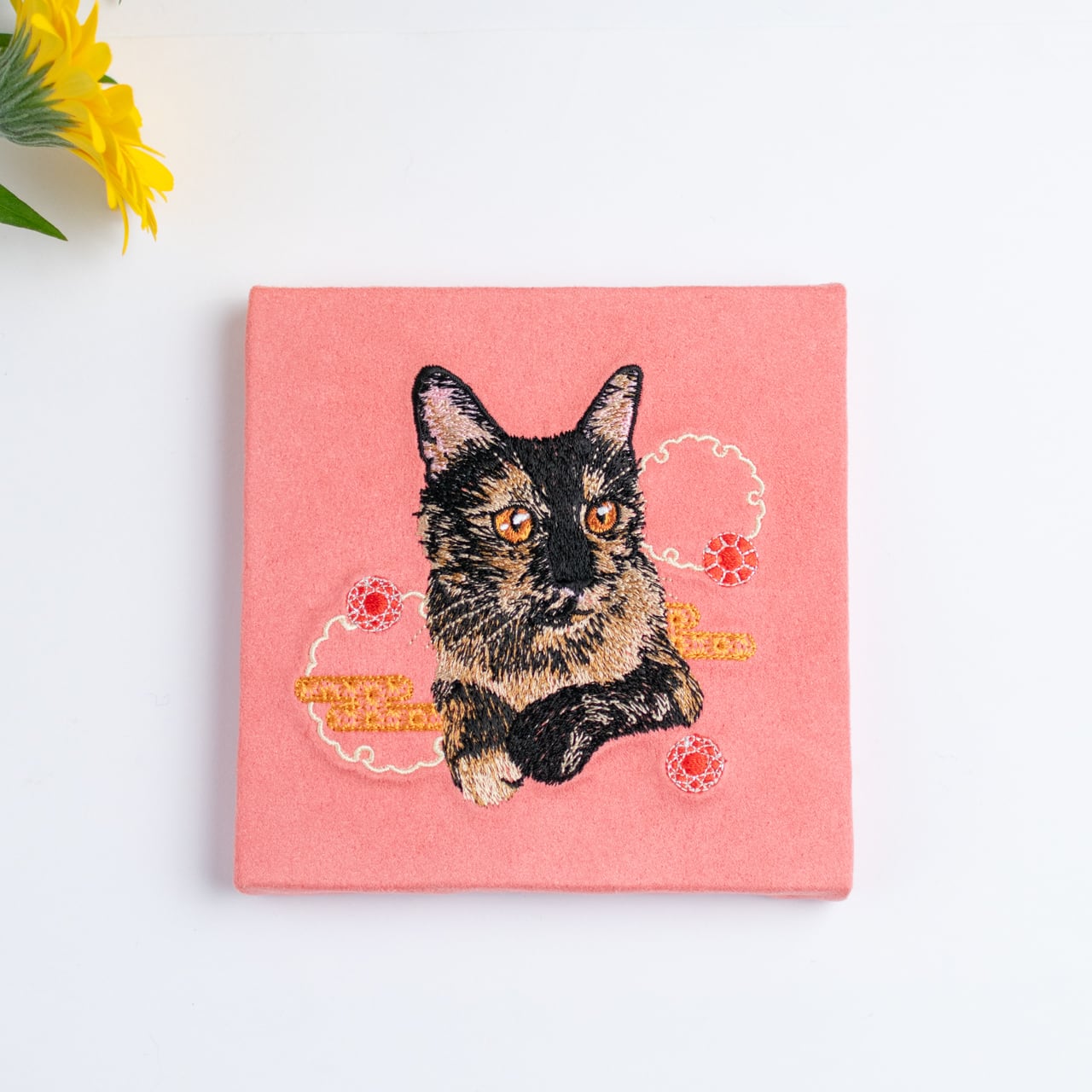 サビ猫とガーネットの刺繍パネル | コイトネコ
