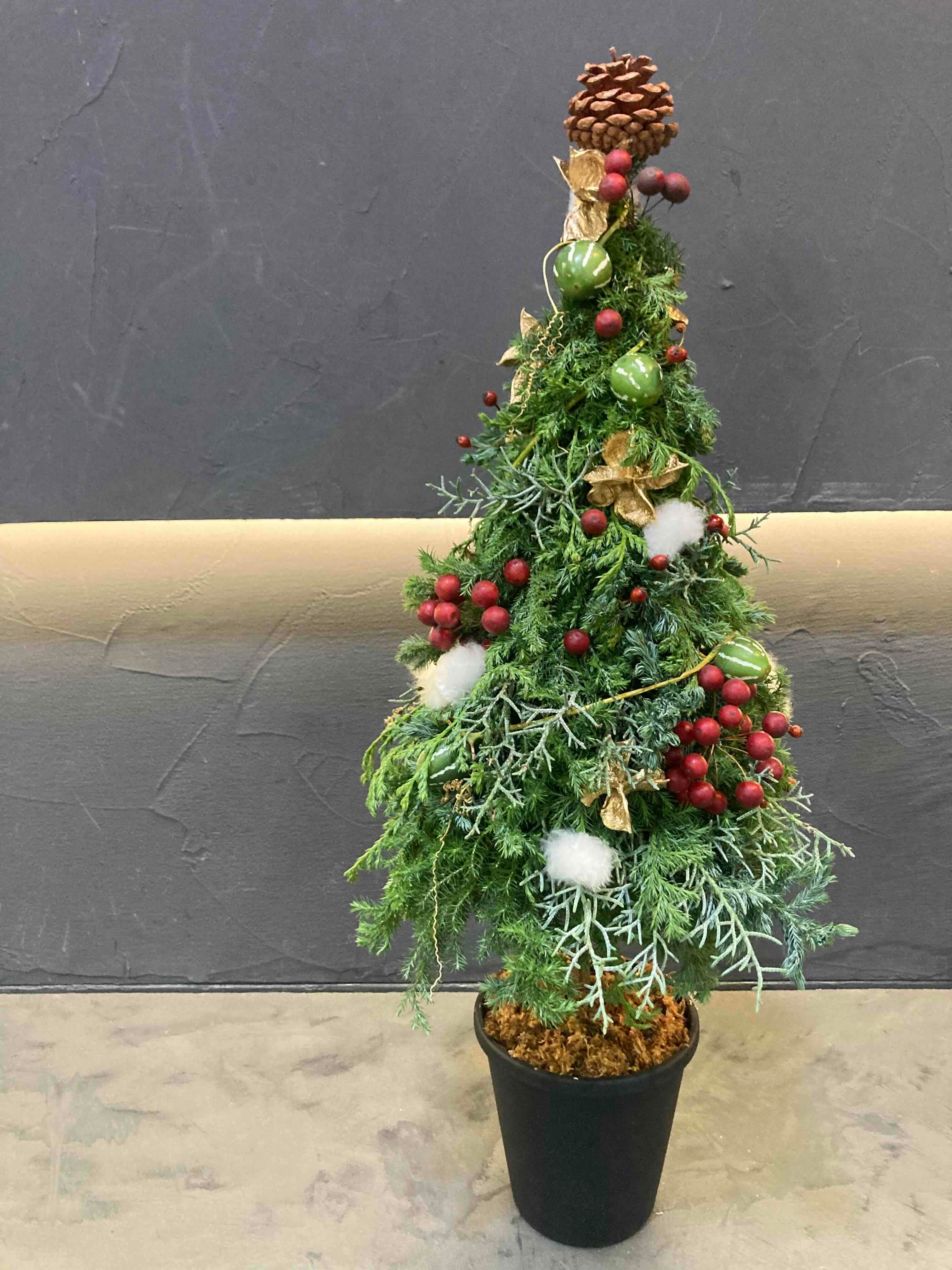 フレッシュグリーンのクリスマスツリーアレンジ」