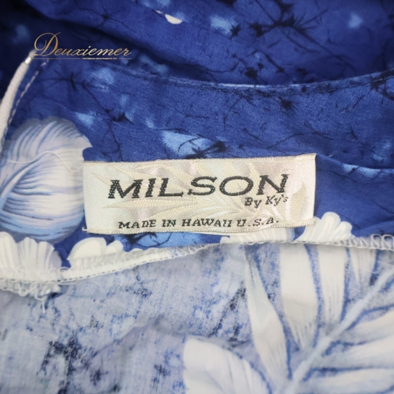 フラダンス 衣装 ワンピース ドレス ブルー系 MILSON ハワイ製 ハイビスカス柄 ハワイアンプリント 花柄 アロハ フラ ダンス レッスン 練習 フリル ノースリーブ 華やか 鮮やか 上品 かわいい おしゃれ ホワイト系 青 白 水色 ハワイ 海リゾート エレガント 女性用