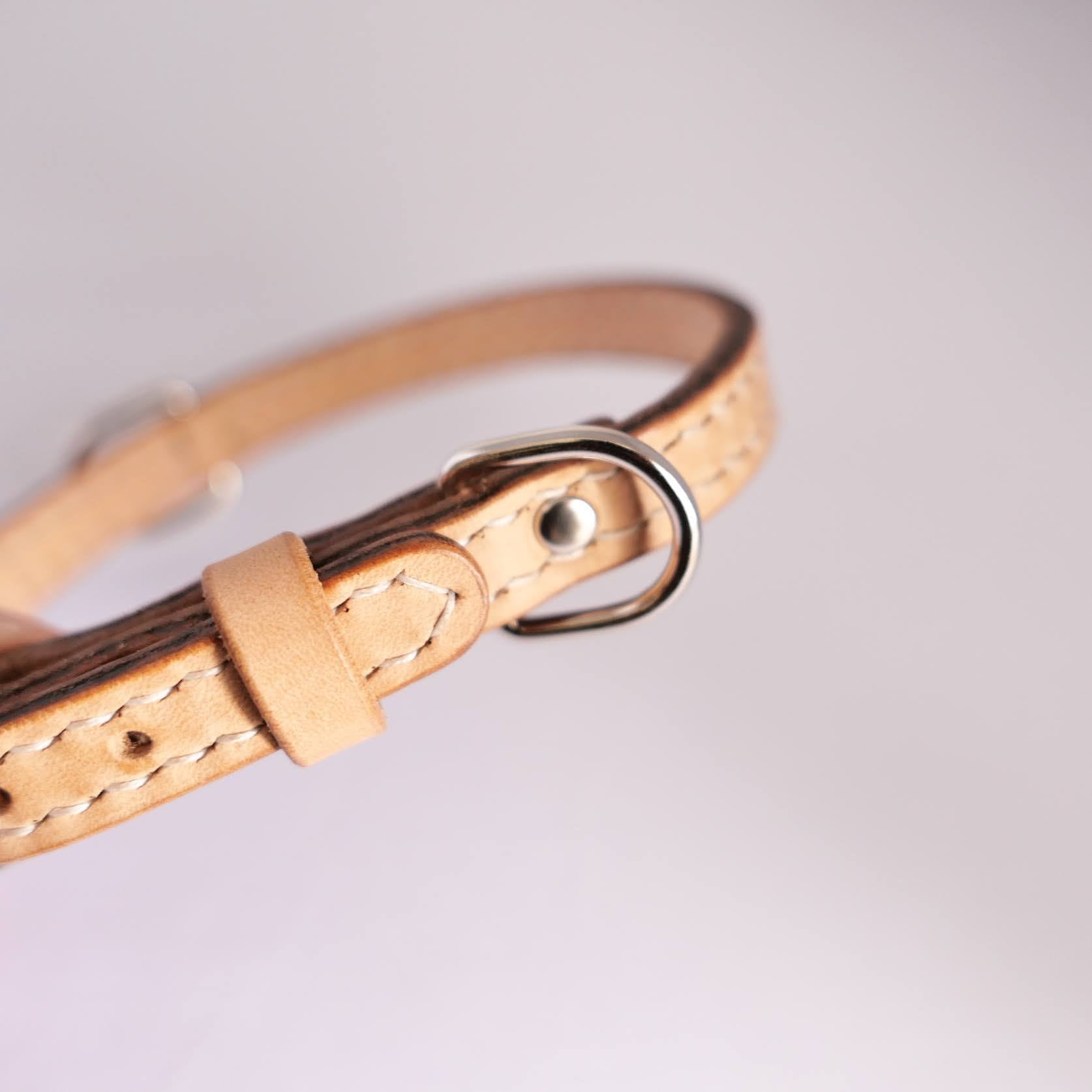 お守りみたいな鑑札ケースが付いた小型犬用の首輪（ヌメ革） | WBY