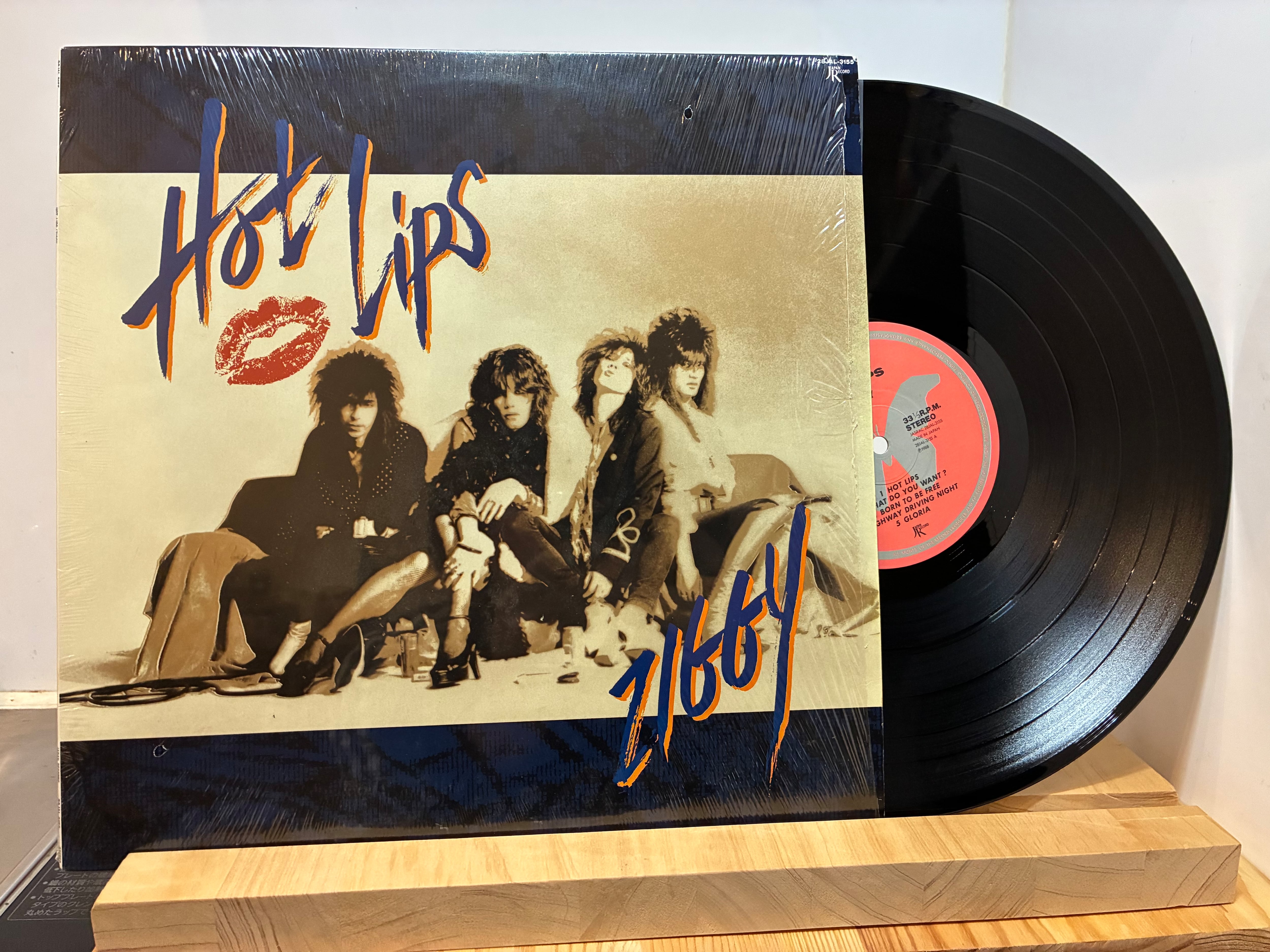 ZIGGY HOT LIPS Hot Lips Ziggy Music ⁄ .com | by CD トラック・歌詞