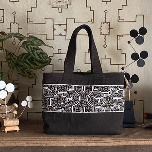 Bag47 バッグ　泥染め黒白刺繍 33x21x10　シンプル　シピボ族の泥染め