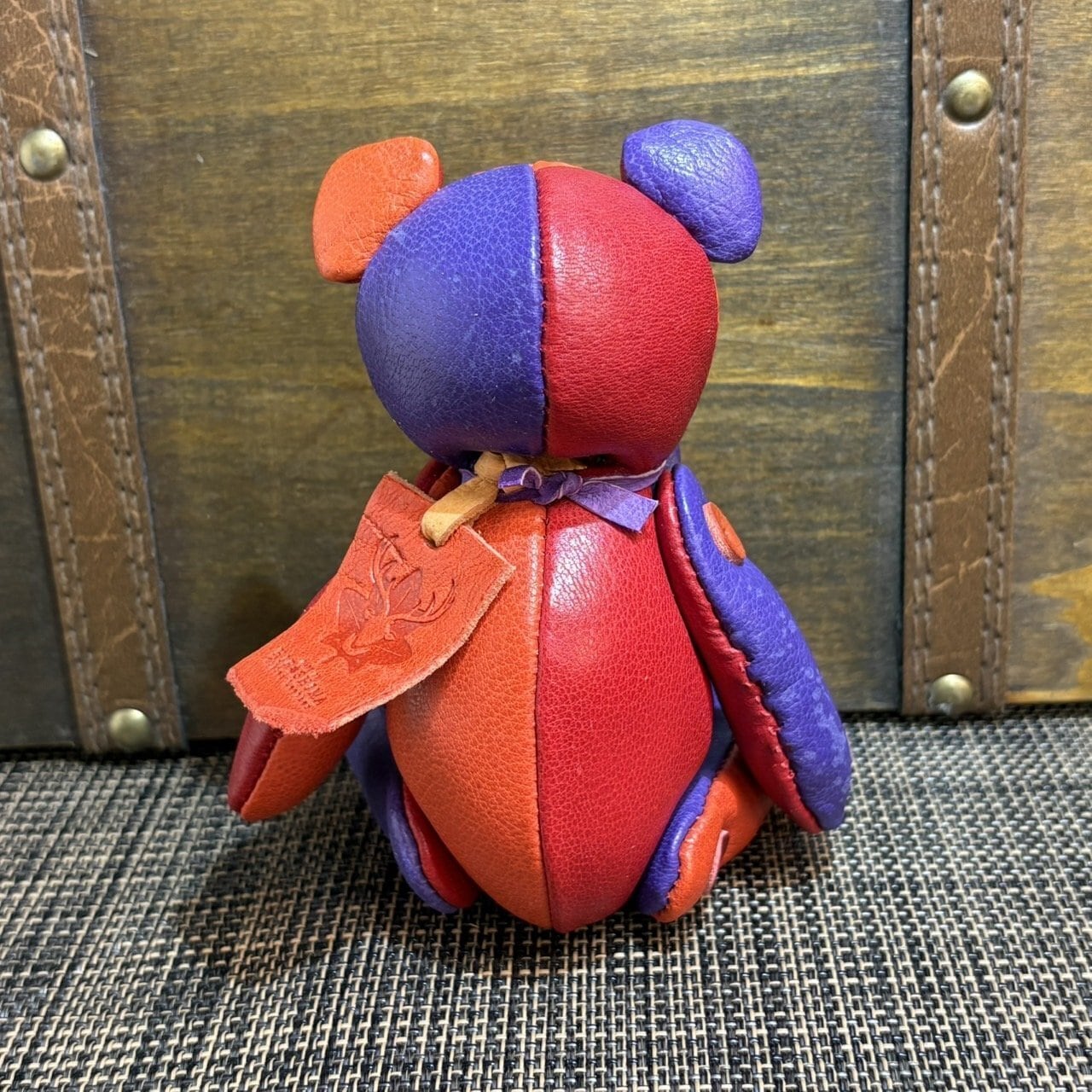 【ジビエレザー鹿革】のベルベア★マイスターの手作り「ベルズベア」トリプル広島カラー（野球、サッカー、バスケ）　写真の1点販売です