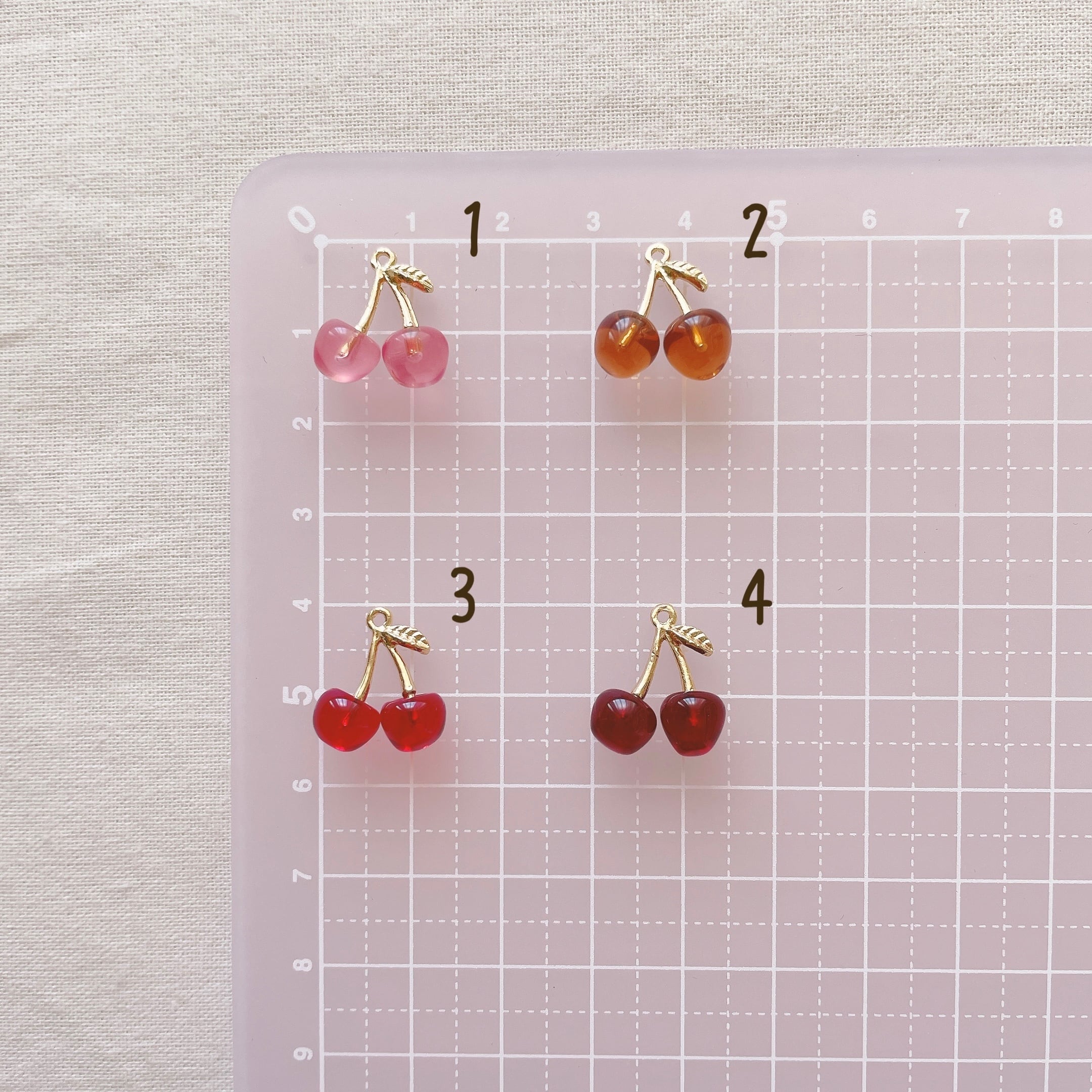 4 個 〉さくらんぼチャーム ( 全4色 ) | mirumeru parts