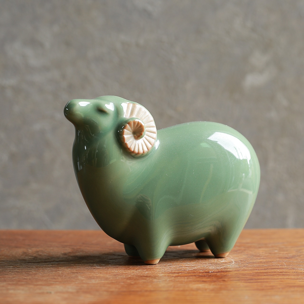 グリーンが美しい、磁器の羊