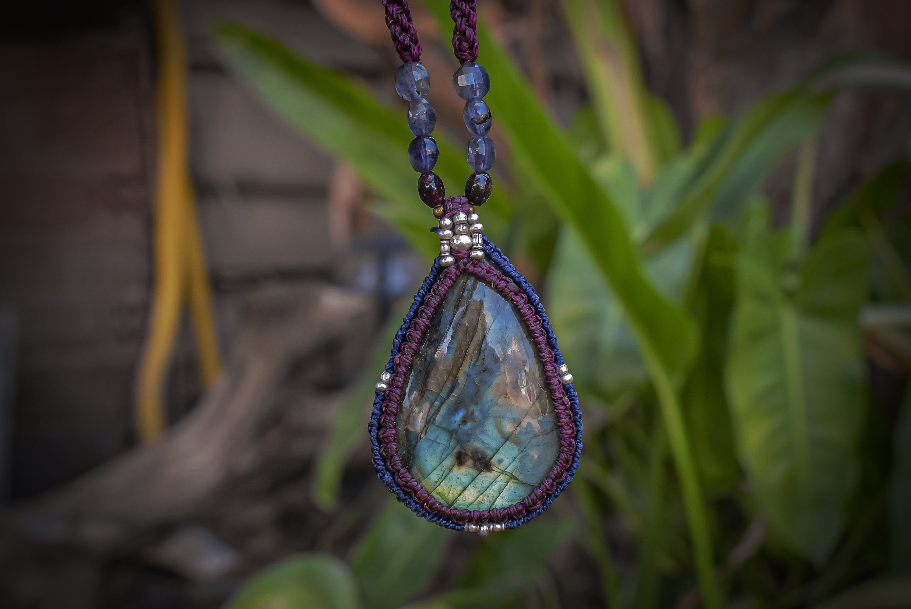 オーロラと宇宙★レインボーラブラドライト マクラメペンダントlabb001