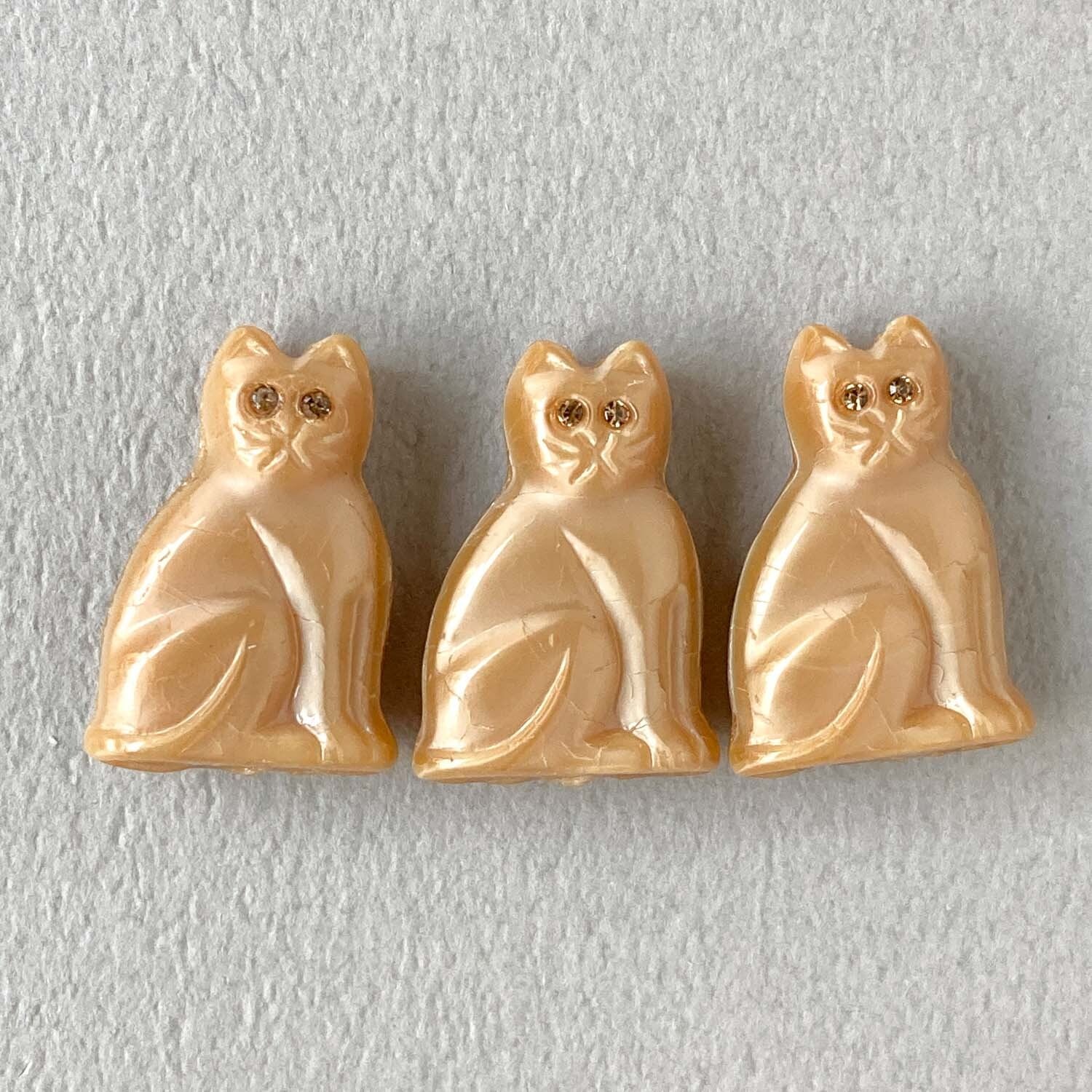新色追加〉ビジューアイお座り猫チェコビーズ（20mm） | Dua