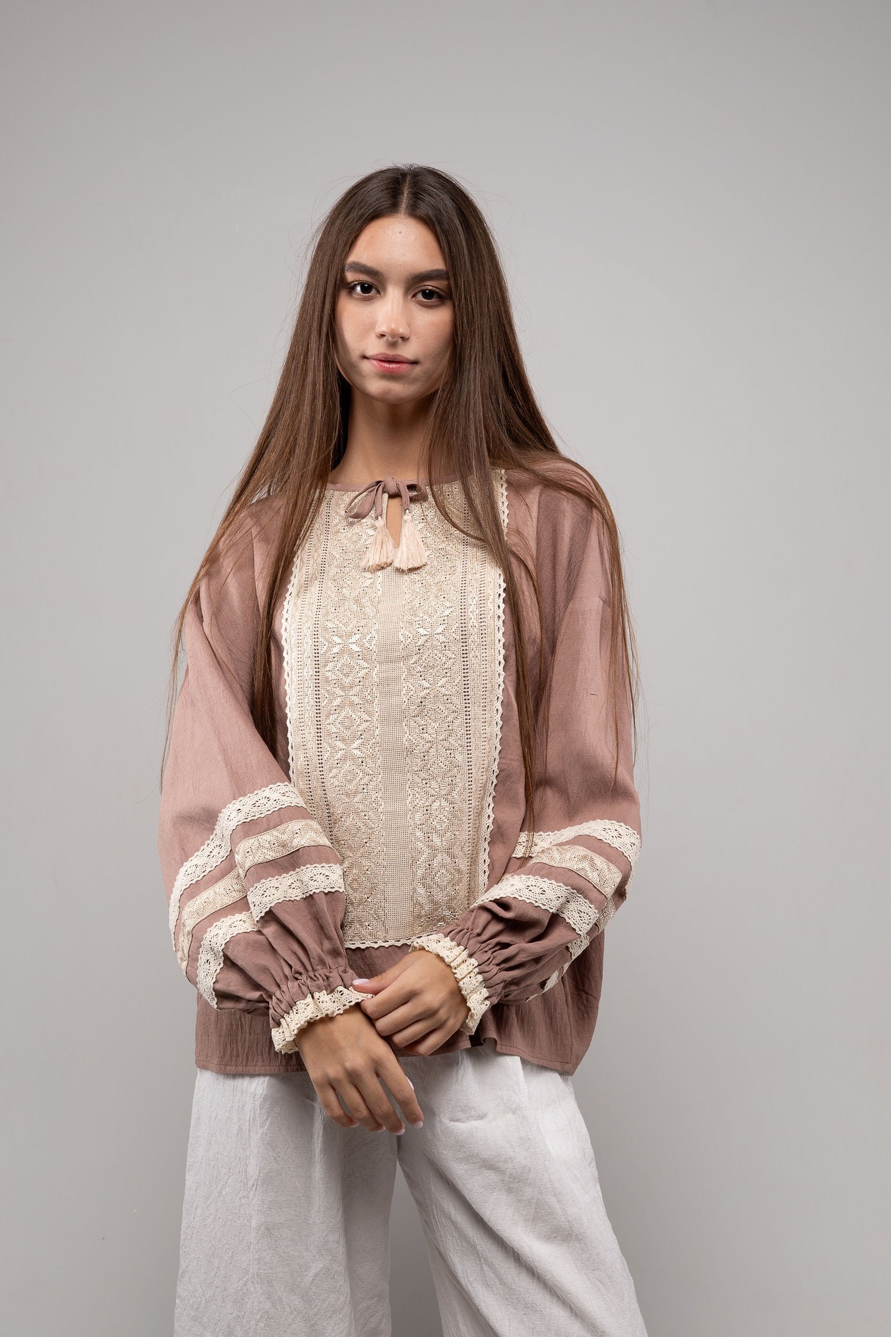 ウクライナ刺繍ヴィシヴァンカ グラージュ・ニジンカ（平行縫い）　シルク手刺繍　ブラウス　麻　レディース・フリーサイズ - 9