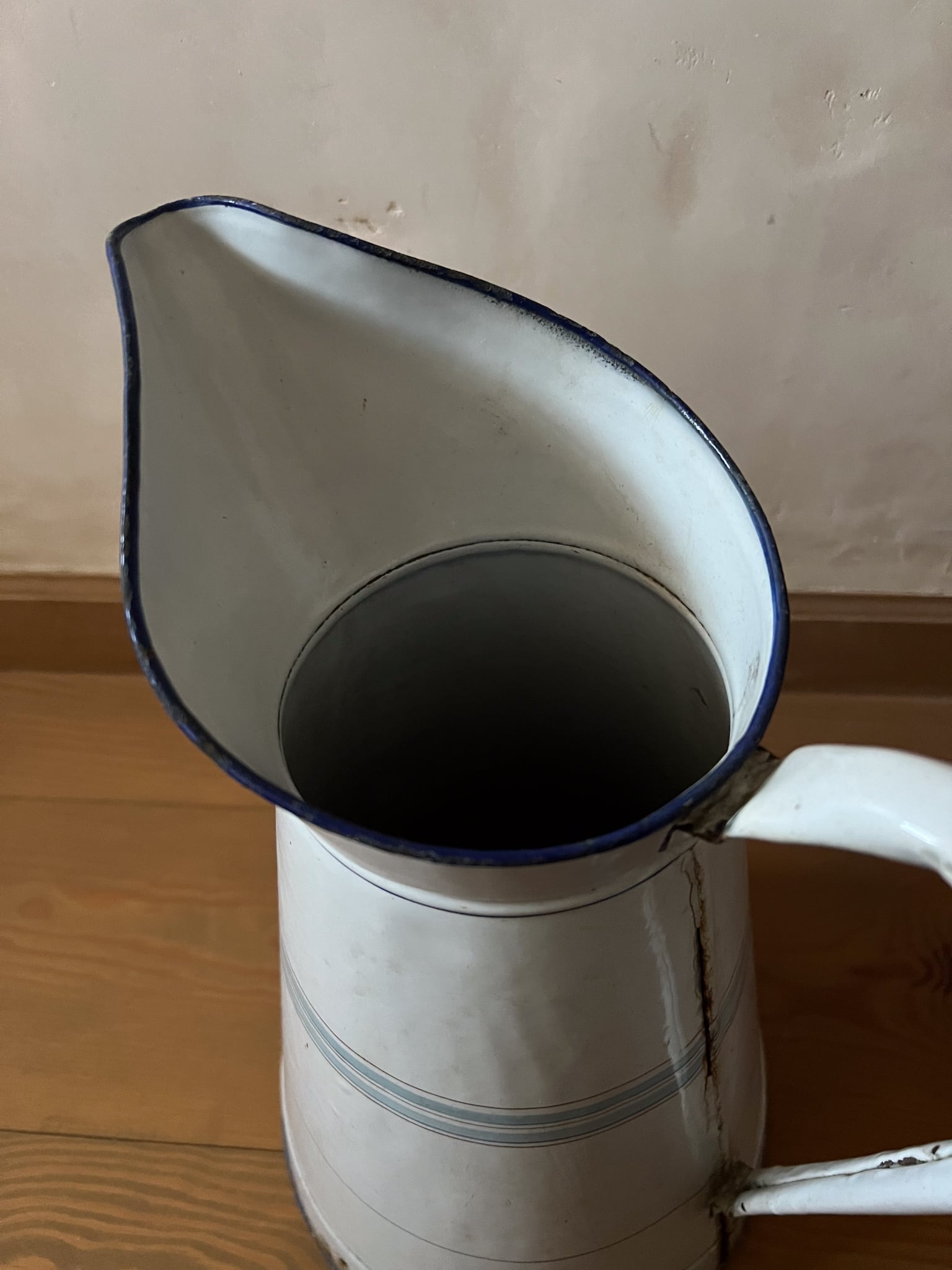 白地にブルーのラインが爽やかな大きめのホーロー製ジャグ フランスアンティーク ヴィンテージ