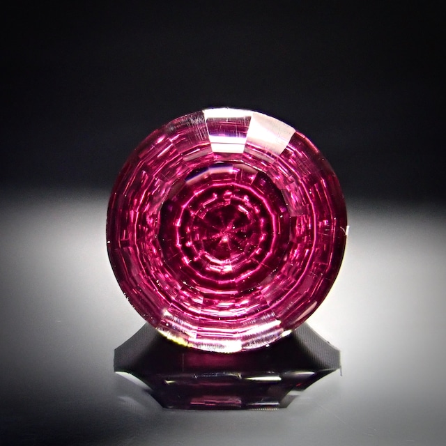 【Radiant Kiriko Cut 瞳】神秘的な輝き、瞳のような紫赤　1.4ct 天然ガーネット