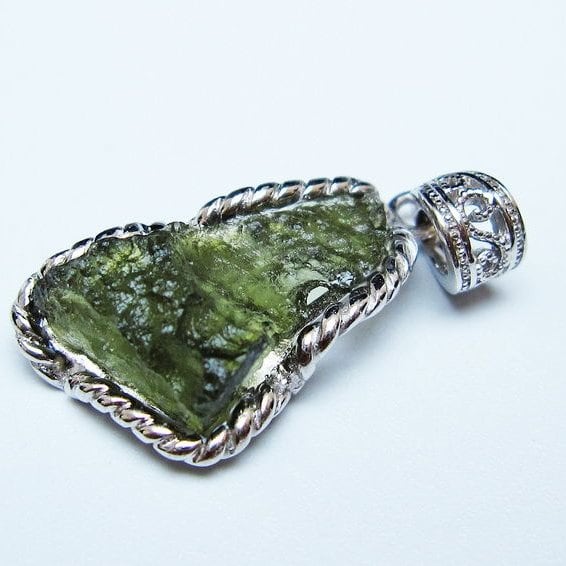 モルダバイト ペンダント モルダウ石 ペンダントトップ 原石 一点物 メール便可 [M便 1/20] 199-531