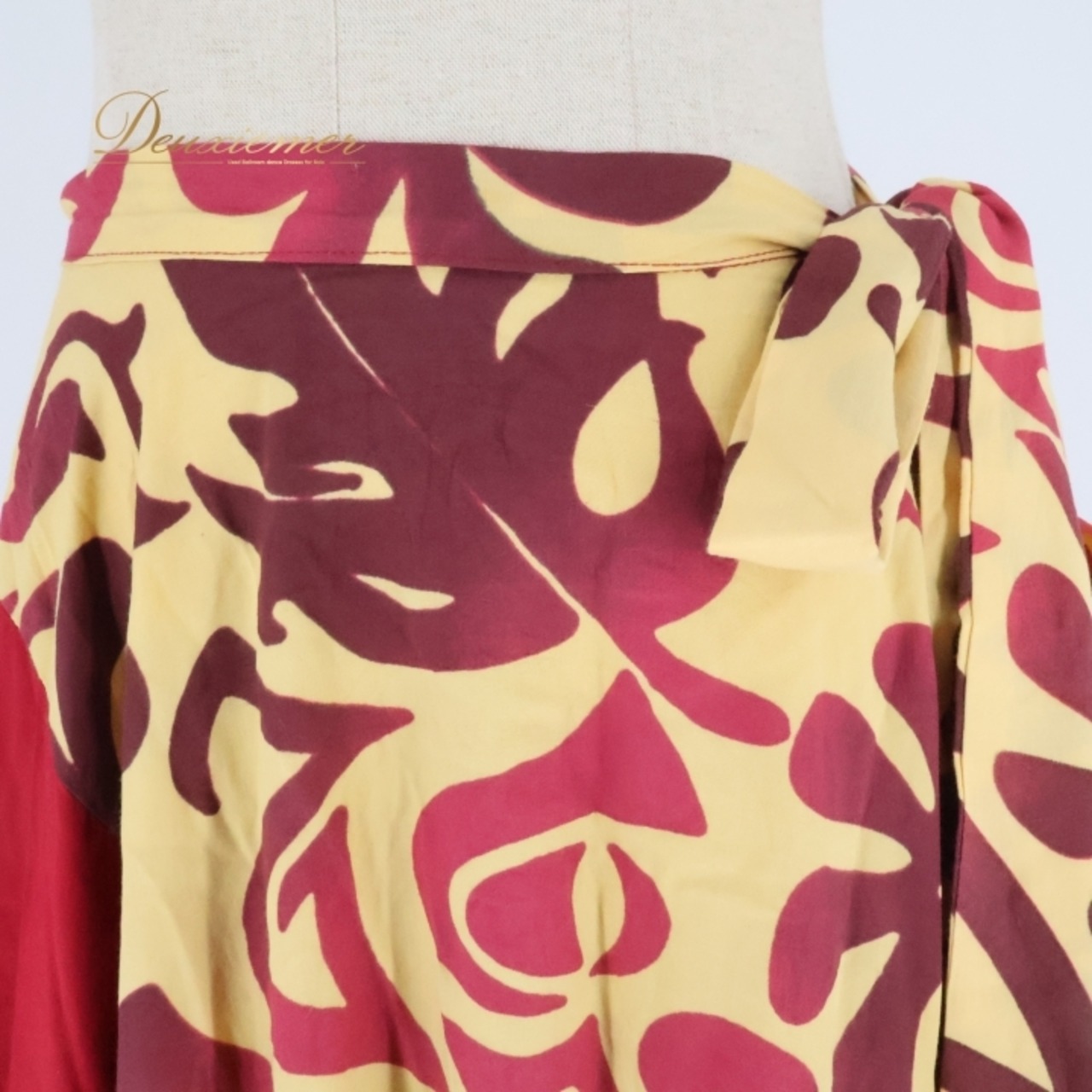 フラダンス 衣装 スカート アレミティ レッド系 AREMITI レース リボン ワッペン つぎはぎ ティアレ柄 フリル付き かわいい 華やか 鮮やか 明るい 赤 白 紫 黄 ハワイアン アロハ ハワイアンプリント フラ ダンス レッスン 練習 おしゃれ