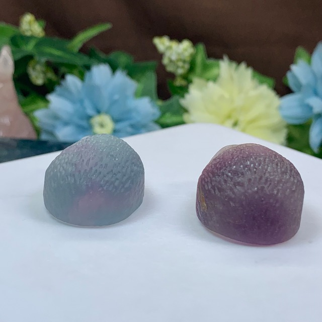 ハリネズミさんが住み着いついている☆ヤオガンシャン産・パープルフローライト原石