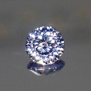 【Bright Brilliant Cut™️ “145 Facets” 】静けさの中、光が踊る 0.54ct 天然サファイア