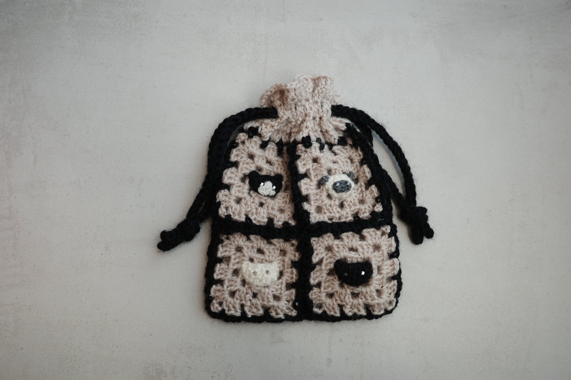 ビーズおめめの4匹の猫巾着・ミルクティ×ブラック